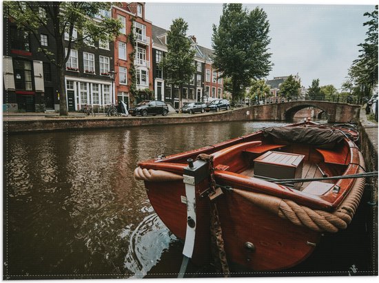 WallClassics - Vlag - Boot in Amsterdamse Gracht - 40x30 cm Foto op Polyester Vlag
