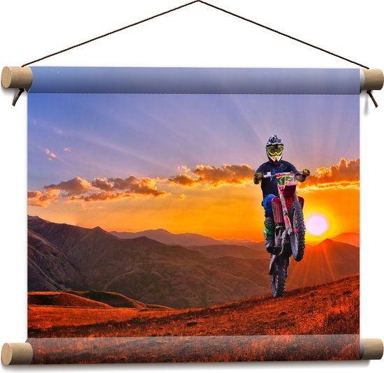 WallClassics - Textielposter - Motorrijder bij Berglandschap met Zon - 40x30 cm Foto op Textiel