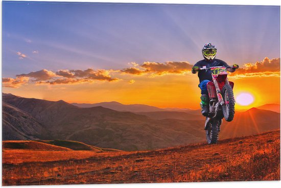 WallClassics - Vlag - Motorrijder bij Berglandschap met Zon - 75x50 cm Foto op Polyester Vlag