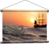 WallClassics - Textielposter - Papieren Bootje op Zee met Groot Schip en Zon - 60x40 cm Foto op Textiel