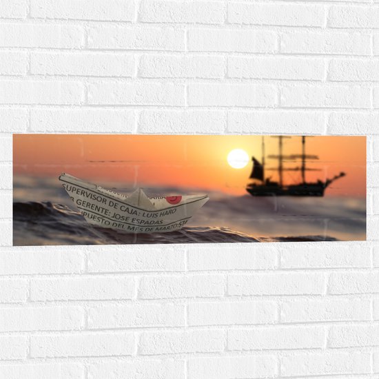 WallClassics - Muursticker - Papieren Bootje op Zee met Groot Schip en Zon - 90x30 cm Foto op Muursticker