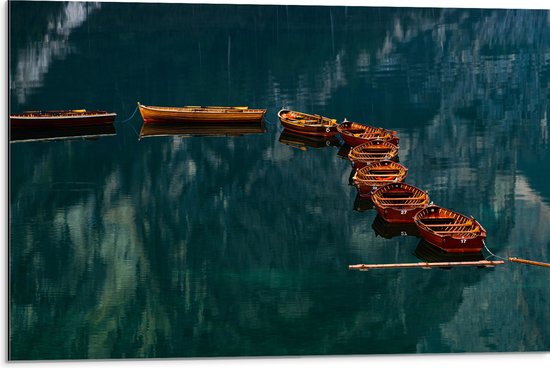 WallClassics - Dibond - Rij Vissersboten op Helder Water - 75x50 cm Foto op Aluminium (Wanddecoratie van metaal)