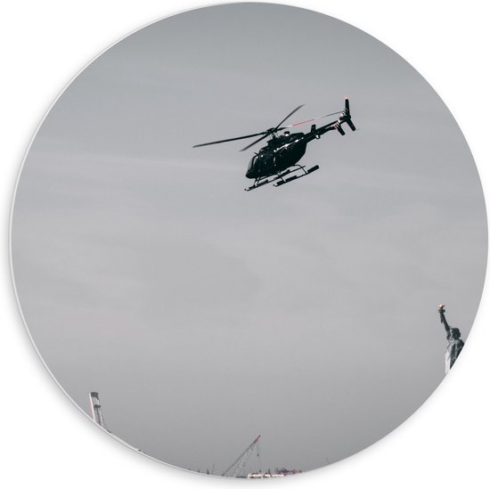 WallClassics - PVC Schuimplaat Muurcirkel - Helikopter zwevend boven Vrijheidsbeeld in New York - 60x60 cm Foto op Muurcirkel (met ophangsysteem)
