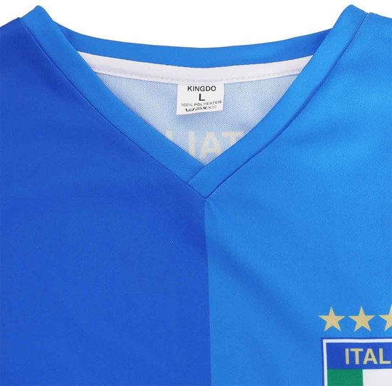 Nekdetail van een blauw voetbalshirt met maatlabel "L" en wasinstructies.