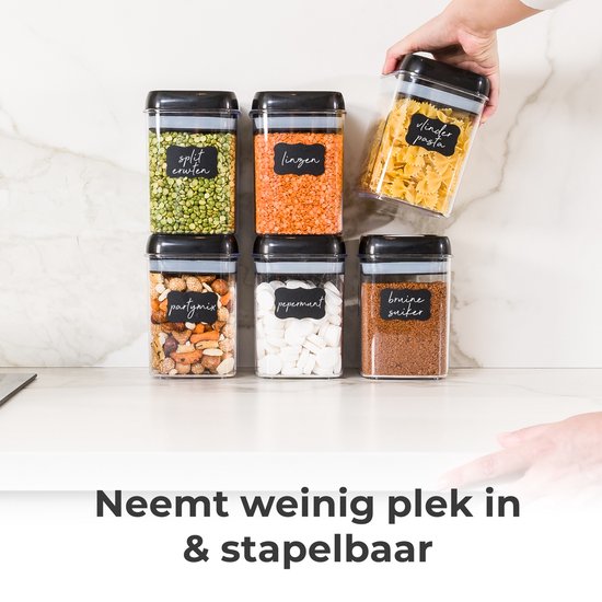 Pots de stockage empilables avec couvercles noirs : mélange apéritif, lentilles, pâtes dinder, pois cassés, menthes et sucre brun.
