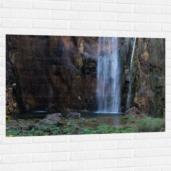 WallClassics - Muursticker - Waterval bij Berg met Plantjes - 120x80 cm Foto op Muursticker