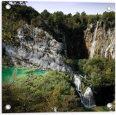 WallClassics - Tuinposter – Plitvice Meren bij Bergen - Kroatië - 50x50 cm Foto op Tuinposter  (wanddecoratie voor buiten en binnen)