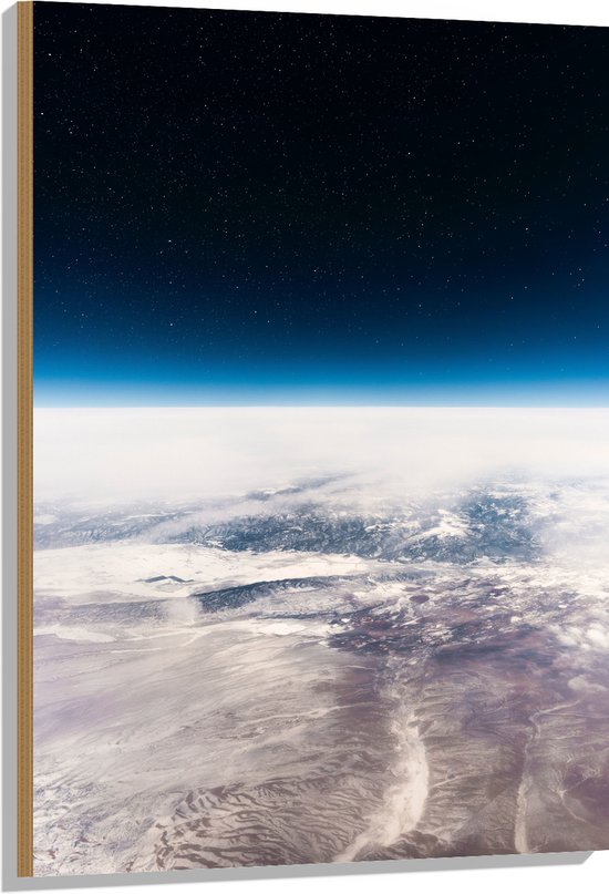 WallClassics - Hout - Uitzicht over de Aarde in de Ruimte - 70x105 cm - 12 mm dik - Foto op Hout (Met Ophangsysteem)