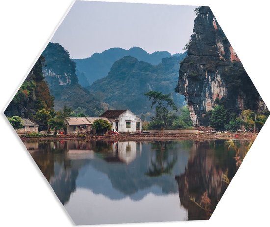 WallClassics - PVC Schuimplaat Hexagon  - Huisje bij Water en Bergen - Vietnam - 60x52.2 cm Foto op Hexagon (Met Ophangsysteem)