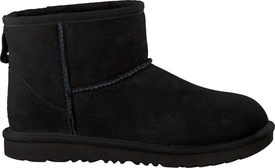 Zwarte UGG Classic Mini II suède laars van opzij gezien.
