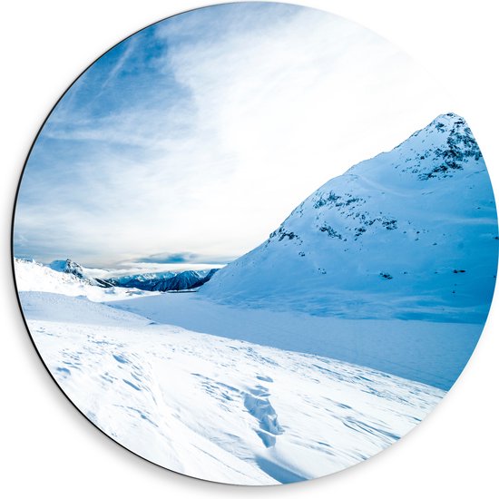 WallClassics - Dibond Muurcirkel - Sneeuwvlakte in de Bergen - 50x50 cm Foto op Aluminium Muurcirkel (met ophangsysteem)