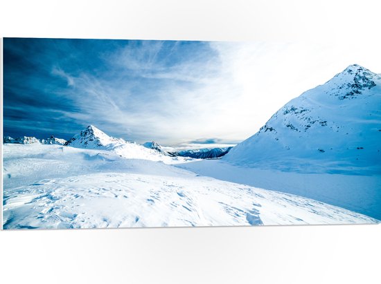 WallClassics - PVC Schuimplaat- Sneeuwvlakte in de Bergen - 100x50 cm Foto op PVC Schuimplaat