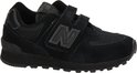 Zwarte New Balance 574 sneaker met klittenbandsluiting en suède, van de zijkant.