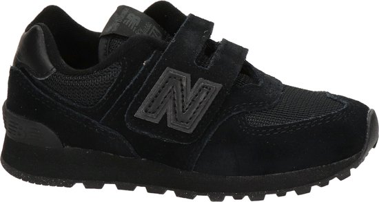 Zwarte New Balance 574 sneaker met klittenbandsluiting en suède, van de zijkant.