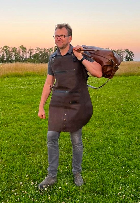 Tablier BBQ en cuir, '' BBQ MASTER'' Taille L/XL" BBQ - tablier de cuisine de chef '' de luxe '' porte-couteau gratuit. Brun gris mat. - très habilement fait. détail avant de finir !