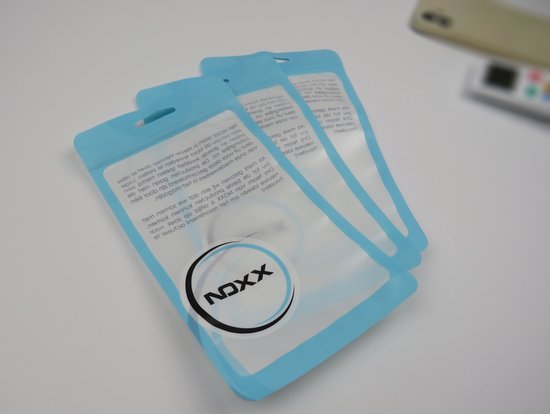 Drie lichtblauwe plastic verpakkingen met het zwarte NOXX logo.