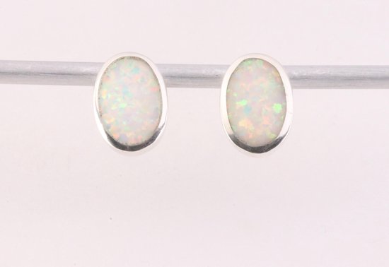 Ovale zilveren oorstekers met welo opaal
