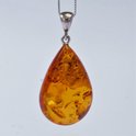 Brigada - baltisch barnsteen peervorm hanger met ketting - 50 miljoen jaar oud - cognac kleur - 925 sterling zilver Brigada - baltisch barnsteen peervorm hanger met ketting - 50 miljoen jaar oud - cognac kleur - 925 sterling zilver
