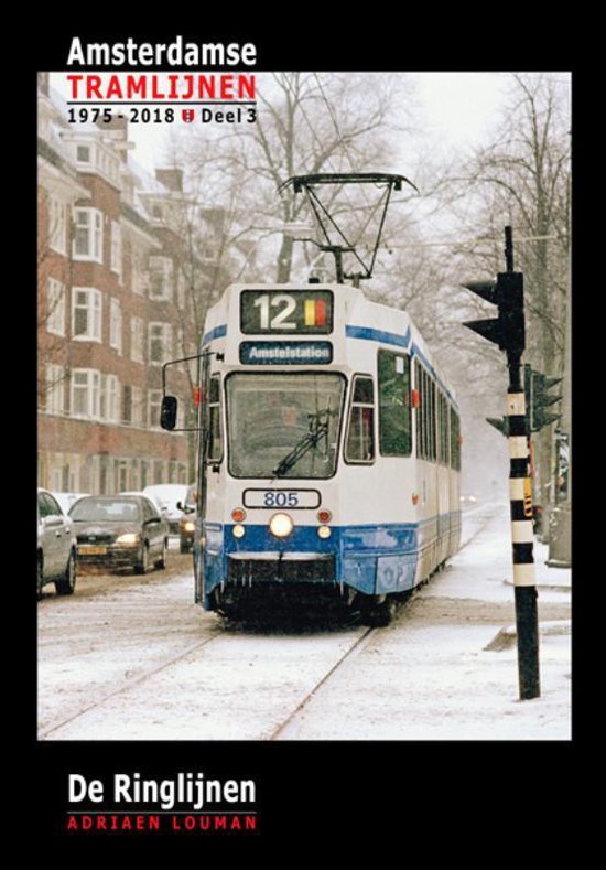 Boekomslag met een tram op een besneeuwde straat in Amsterdam. Tram 805 rijdt lijn 12I naar Amsteldstation.