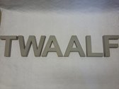 Betonnen letters. Huisnummer TWAALF 20 cm hoog