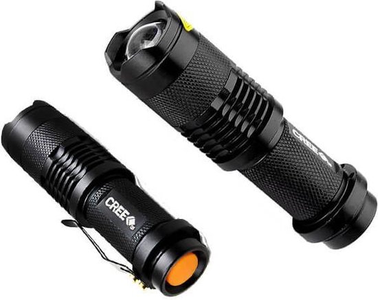 Twee zwarte, compacte led zaklampen met een geribd oppervlak en een oranje dop aan de achterkant. Eén heeft een bevestigingsclip.