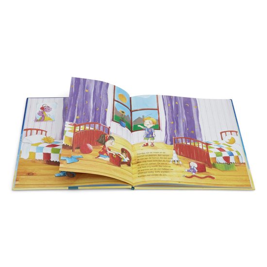 Gedeeltelijke weergave van een kinderboek. Twee pagina's met slaapkamers. Buiten is het zonlicht te zien.