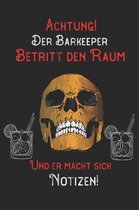 Achtung! Der Barkeeper betritt den Raum und er macht sich Notizen