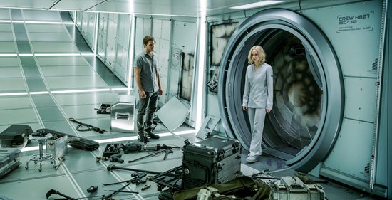 Jennifer Lawrence en Chris Pratt staan in een futuristische ruimte met gereedschap.