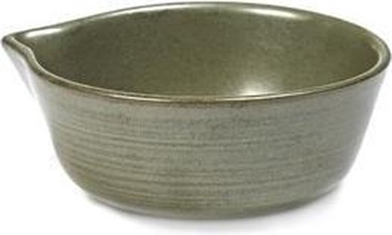 Groene keramische sauskom met ribbeltextuur en schenktuit.