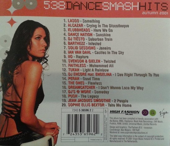 Achterkant van de CD hoes met tracklist en een vrouw met lang donker haar in een zwarte top met open rug.