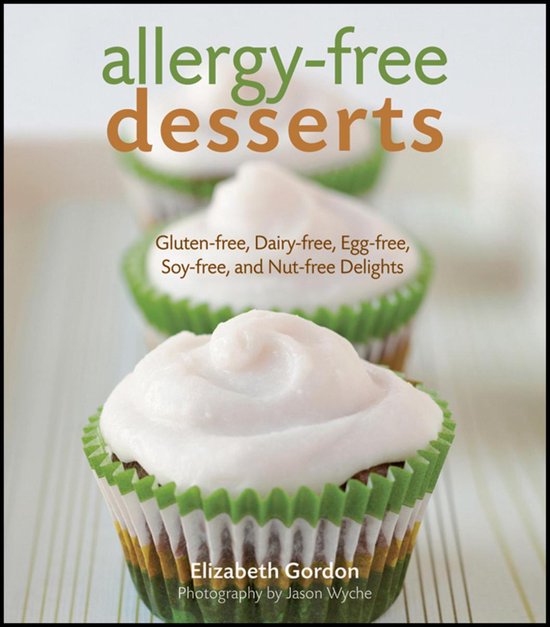 Boek 'Allergy-free desserts' met recepten voor glutenvrije, zuivelvrije, eivrije, soja- en notentfe. Drie cupcakes met witte frosting.