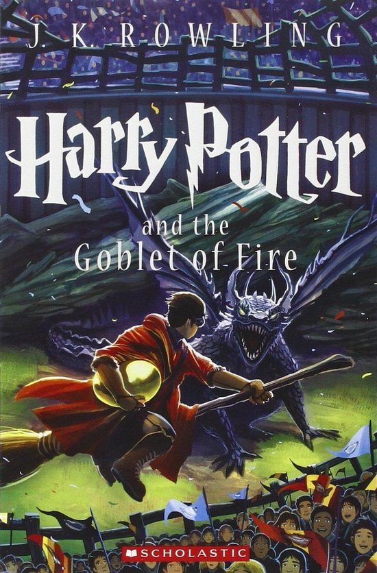 Harry Potter en de Vuurbeker. Een jongen op een bezemsteel kijkt uit naar een draak in een stadion, met toeschouwers op de achtergrond.