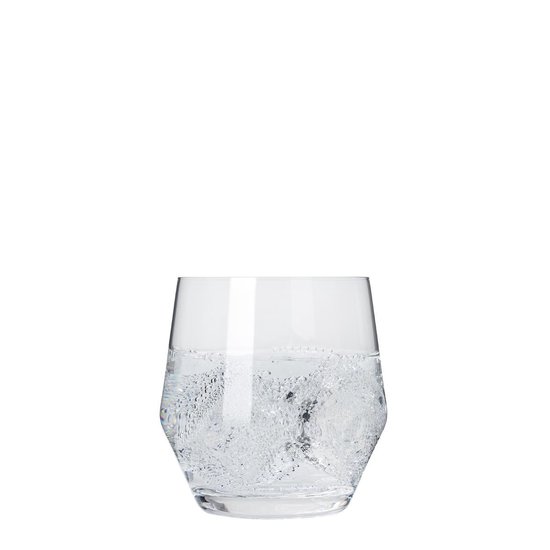 Een enkel glazen waterglas gevuld met bubbelend water.