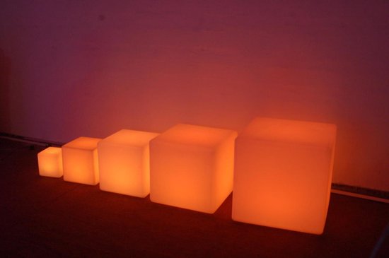 Sfeervolle LED kubus 50CM polythyleen decoratie verlichting RGB Kleuren en IR... | bol.com