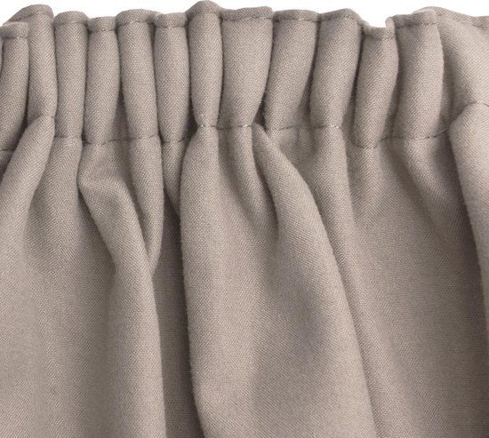 Gedetailleerde close-up van een beige gordijn met een elastische plooiband.