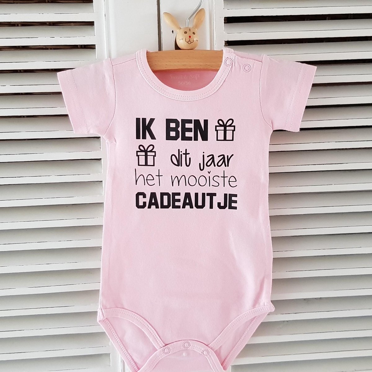 Baby Rompertje met tekst zwangerschap aankondiging - announcement Ik ben dit jaar het mooiste cadeautje | korte mouw | roze | maat 74/80 | cadeau papa mama oma opa oom tante eerste vaderdag moederdag