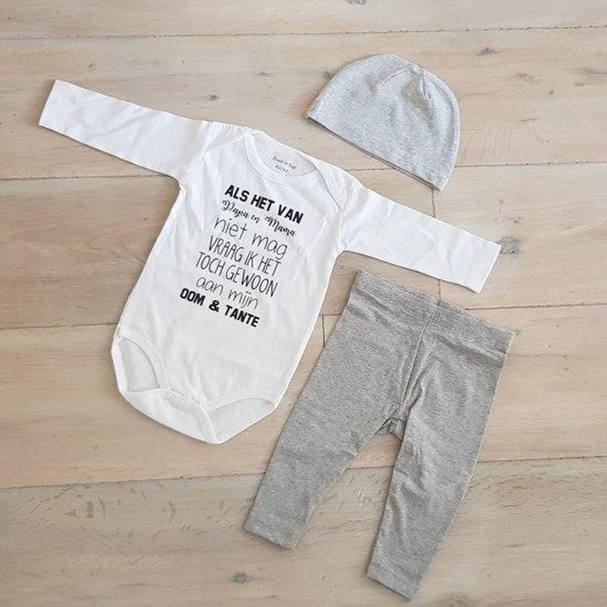 Goedkoopste Baby cadeau geboorte unisex jongen of Meisje Setje 3-delig newborn | maat 62-68 | grijs mutsje en broekje en romper lange mouw wit met zwarte tekst Als het van papa en mama niet mag vraag ik het toch gewoon aan mijn oom en tante