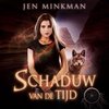 Jen Minkman in Schaduw van de Tijd, met een coyote en dromenvanger. Achtergrond van woestijnrotsen.