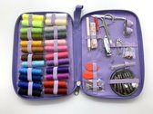 Naaiset met in totaal 39 stuks, 24 draadspoelen en 15 andere hulpmiddelen voor het naaien. Wordt geleverd in een handige tas, gemakkelijk draagbaar. PAARS.