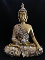 Thais Boeddha met beige gekleurd stof kleding.17x8x23cmDe Boeddha zelf heeft een goud gekleurde laag.