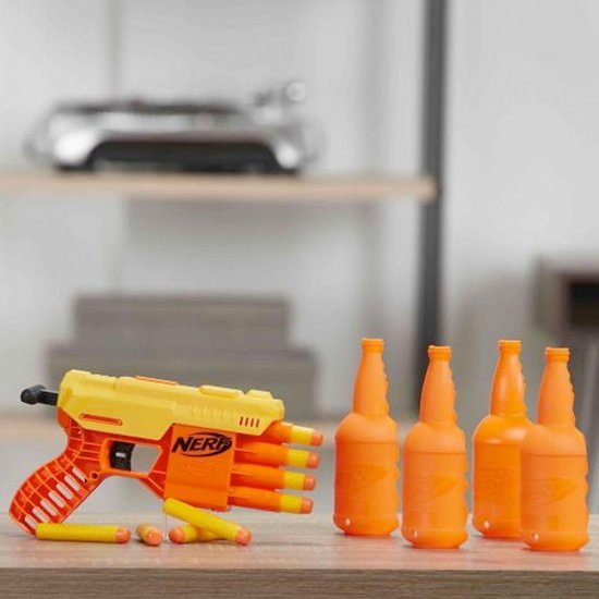 Gele en oranje Nerf blaster met vier oranje flessen op een houten tafel.