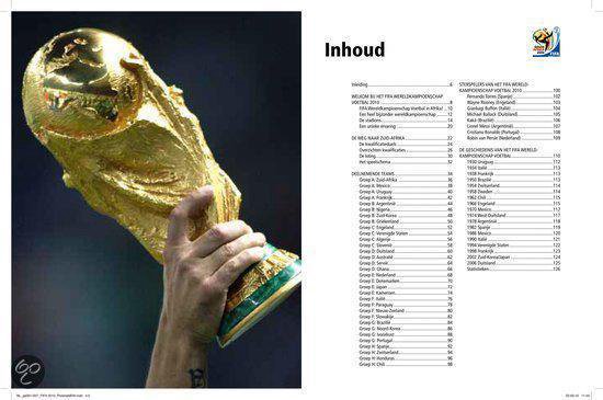 Trophée de Coupe du Monde doré tenu en l'air par une main. Le trophée est orné d'une bande verte.