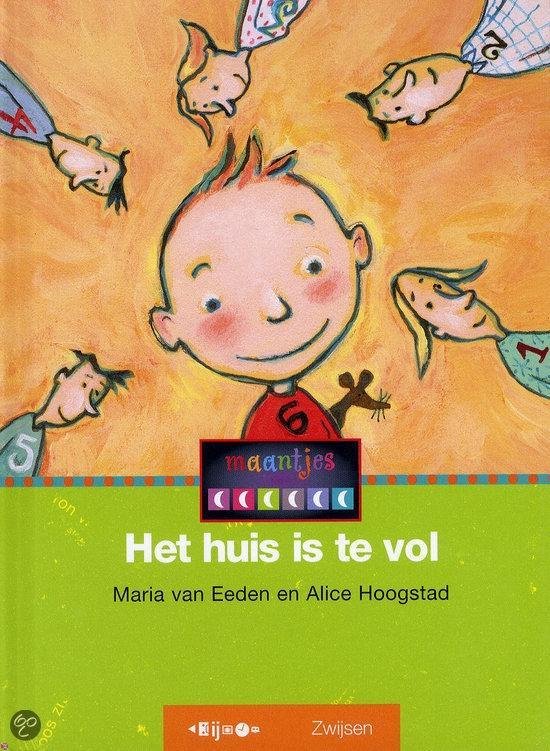 Boek "Het huis is te vol" met een glimlachende jongen en vijf andere kinderen die van bovenaf worden getoond. De titel is in groene letters.