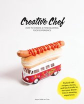 Hotdog in een broodje bovenop een speelgoedbusje met 'Jazz & Peace' opdruk. Ketchup op de hotdog.
