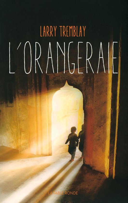 L'Orangeraie, de Larry Tremblay. Deux enfants traversent un couloir de pierre éclairé et orangé avec des ombres sur le sol.