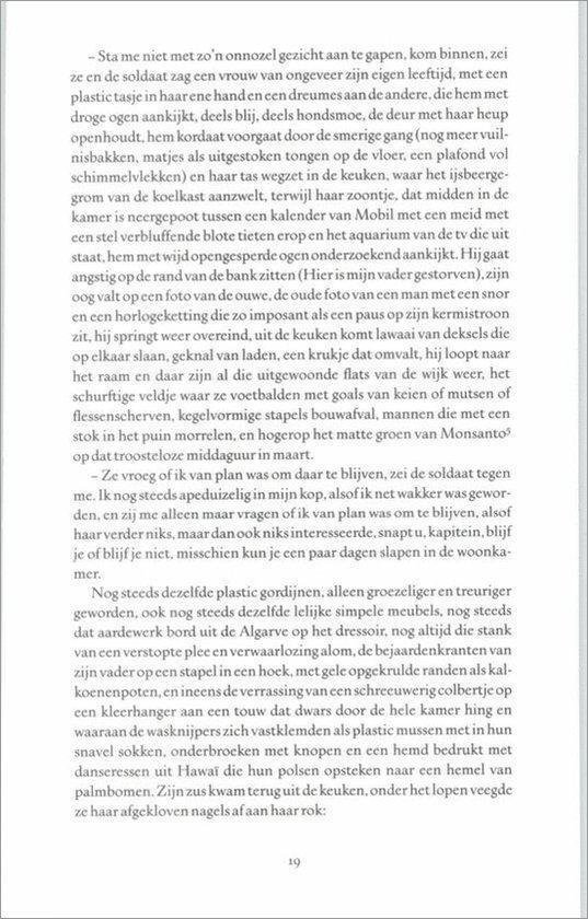 Een bladzijde uit een boek met Nederlandse tekst. Een persoon vertelt over de dood van zijn vader en over zijn reis.
