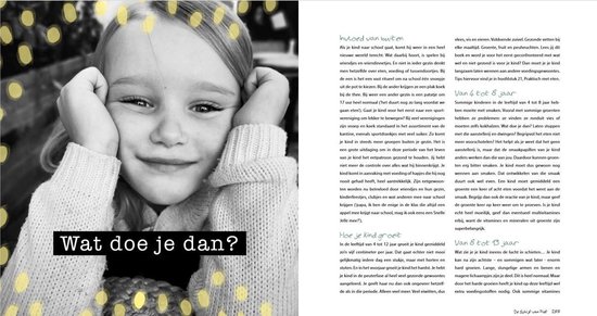 Close-up van een lachend jong meisje met sproetjes, haar handen voor haar ogen, met de tekst 'Wat doe je dan?'