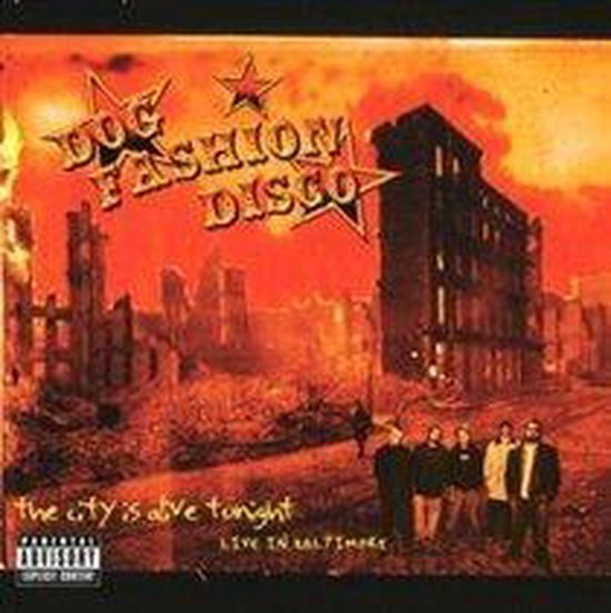 Albumhoes: Dog Fashion Disco 'The City Is Alive Tonight' Live In Baltimore. Stadsgezicht in brand, met gebouwen en een groep mannen.
