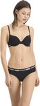 Model draagt zwarte PUMA beha en slip met logo band, van voren gezien.