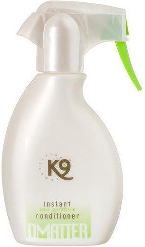 Witte sprayfles met groene trigger. K9 'instant 100% DEMATTING CONDITIONER' logo in groen en bruin.